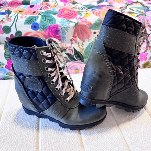 Sorel Women's Black and Army Green Lace-Up Boots - Picture 8 of 11